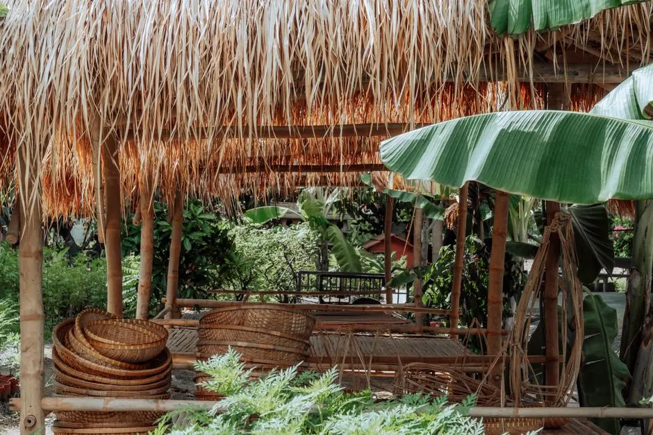 Tampah anyaman bambu dijemur di halaman rumah